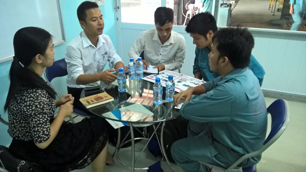 Ông Hồ Hữu Vui - Đại Diện Bán Hàng công ty Nhật Minh đang giới thiệu các sản phẩm và dịch vụ với các chuyên gia của Kyodai